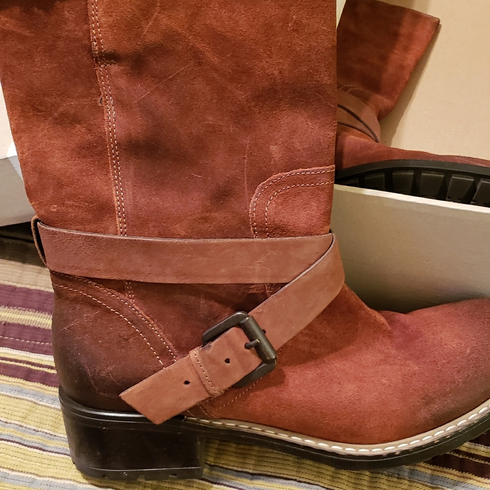 Clark's tan suede boots